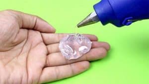 Dùng keo nến để làm giả vân tay