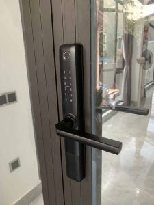 Lắp khoá vân tay cửa nhôm