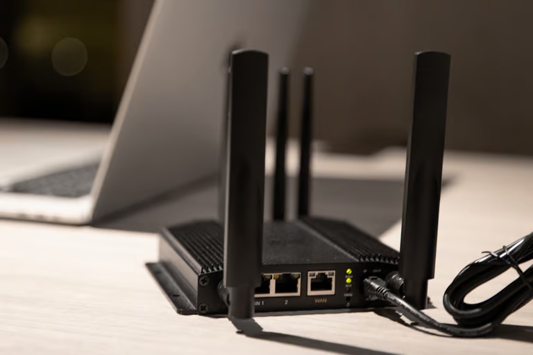 Thiết kế vỏ kim loại bền bỉ của Router WiFi MAX BR1 Pro 5G công nghiệp